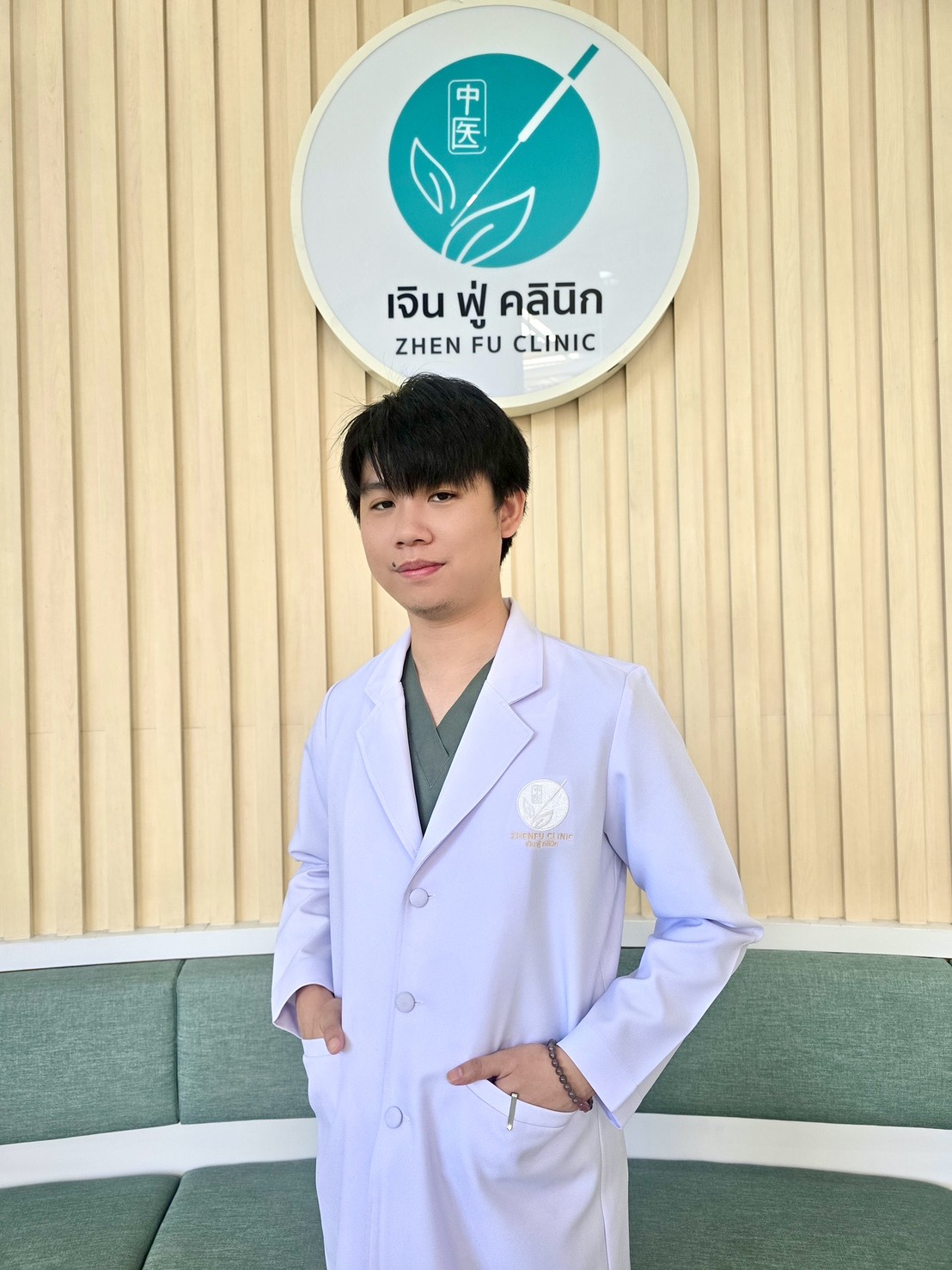พจ. รุจิภาส สิทธิลิขิต (หมอปอม) แพทย์แผนจีน เจินฟู่คลินิก