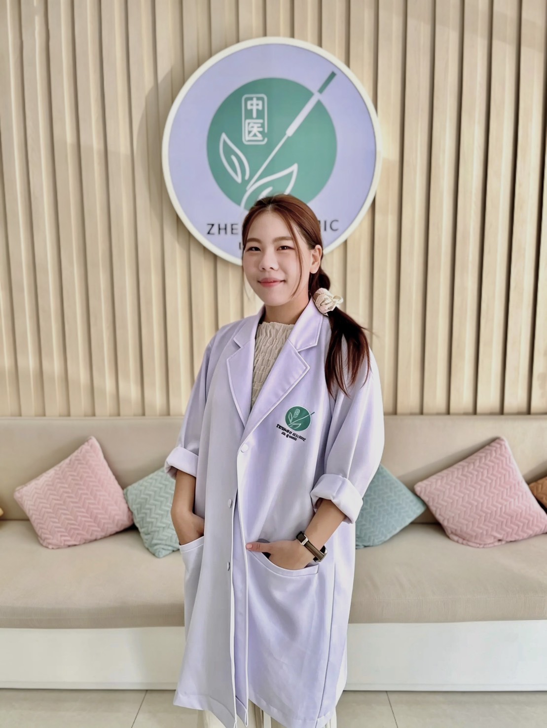 พจ. เอวาริณ เกียรติธนานันท์ (หมอวาวา) แพทย์แผนจีน เจินฟู่คลินิก